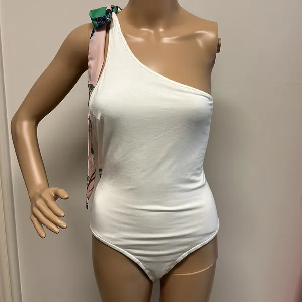 NWT Lulu’s Off White Bodysuit with Colorful Shoulder Tie size M - Image 2