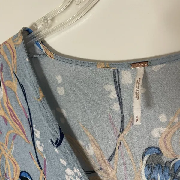 Free People Blue floral vneck boho bell sleeve tunic top size small - Image 2