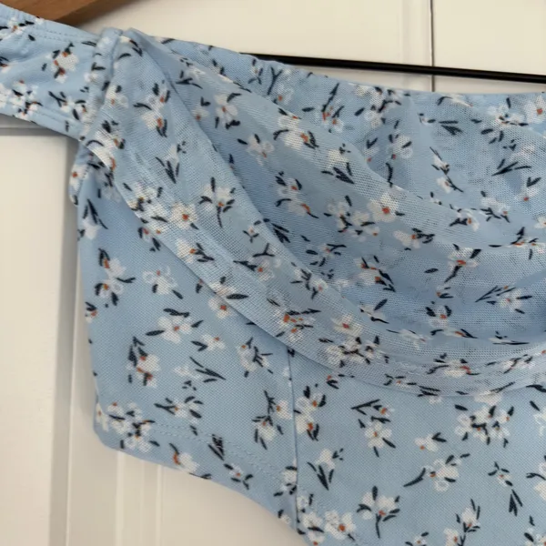 Princess Polly Jackson Blue Floral NWT 4 Off the Shoulder crop top Handkerchief - Image 9