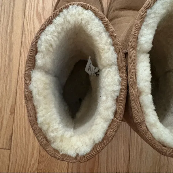 UGG boots, lightly worn Size 6W - Image 11