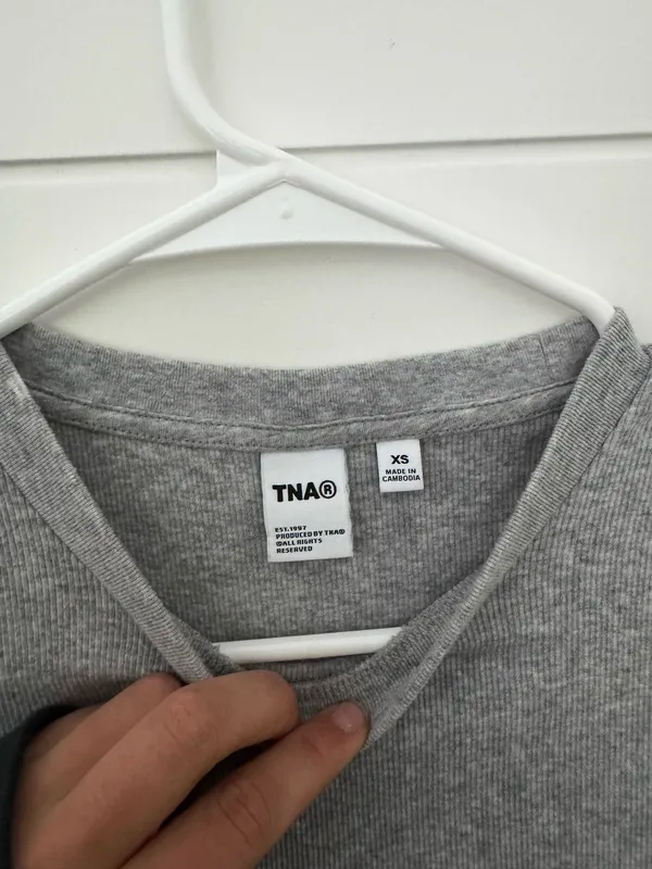 TNA Aritzia Cropped Grey T-shirt - Image 2