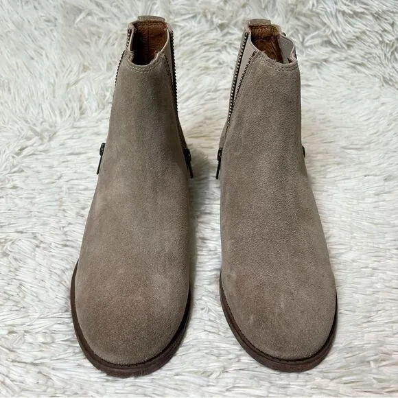 Frye‎ Carly Zip Chelsea Flat Boots Booties Ash Beige Suede Size 7.5 - Image 4