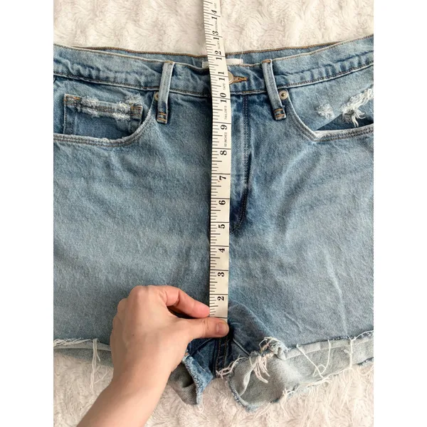 Good American Light Wash Denim 90s Cut Off Distressed Raw Hem Summer Shorts 4 - Image 7