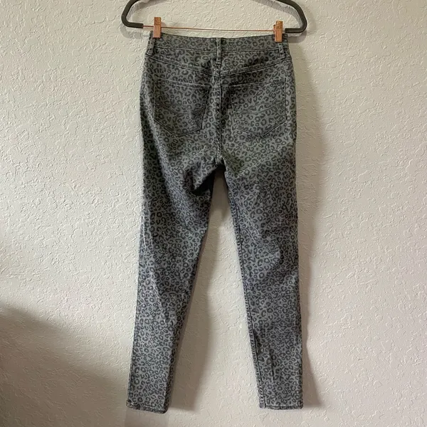 Abercrombie & Fitch Gray High-Waisted Leopard Jeans Size 4 - Image 4