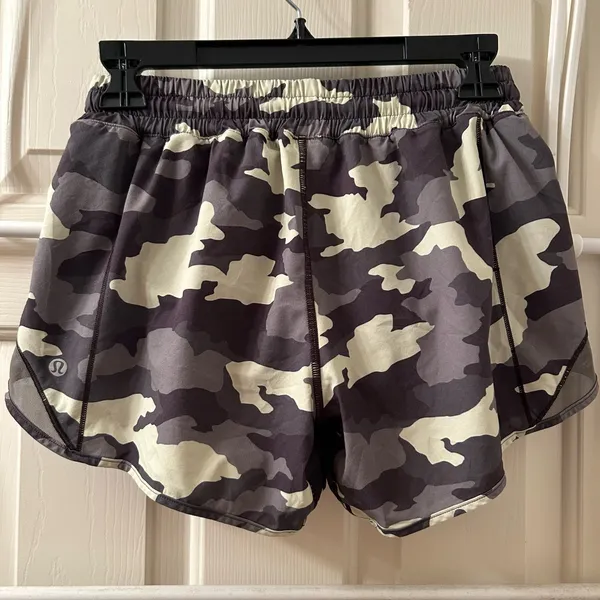 Lululemon Hotty Hot Shorts 4” Low Rise Size 6 Heritage 365 Camo Crispin Green - Image 2