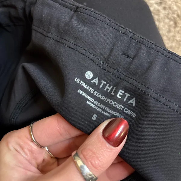 Athleta Ultimate Stash Pocket Capri leggings Black size small - Image 5