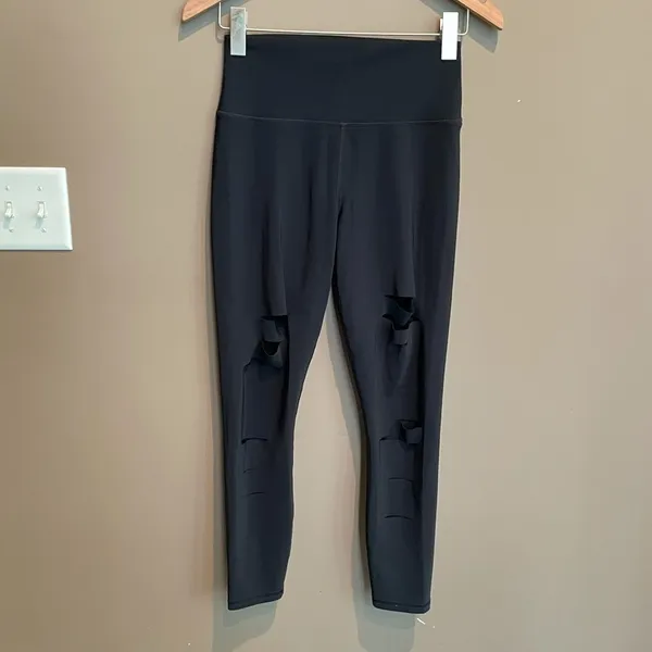 Alo Yoga High Waisted Ripped Warrior Legging in Black‎ Size Medium - Image 8
