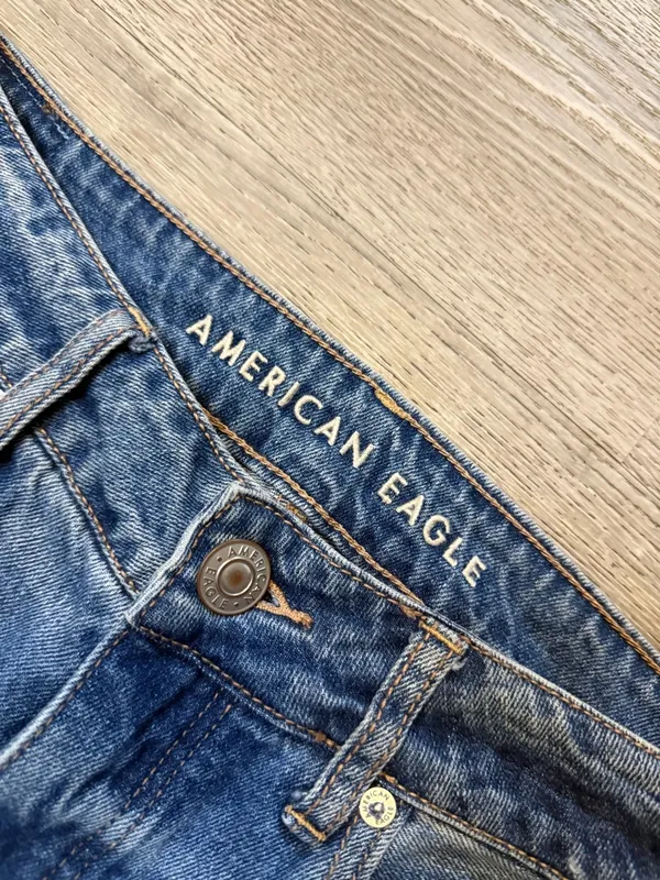 •American Eagle• Distressed Tomgirl Jeans - Image 6