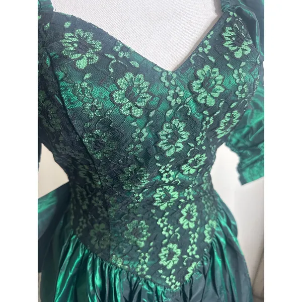 VTG 80s Emerald Green Taffeta & Black Lace Prom Dress Puff Sleeve Whimsigoth - Image 2