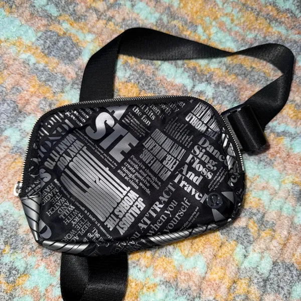 Lululemon Everywhere Belt Bag 1L Manifesto Print Black Silver - Image 5