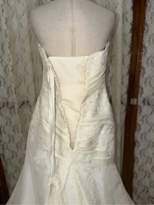 Stunning New Mori Lee Strapless Taffeta Wedding Gown - Image 6