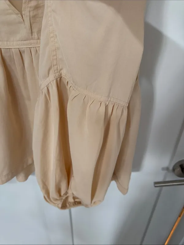 &merci Cream V-Neck Gathered Peasant Blouse NWOT - Image 4