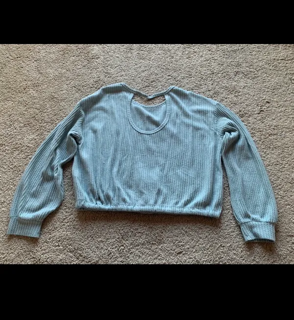 Hollister long sleeve sweater - Image 2