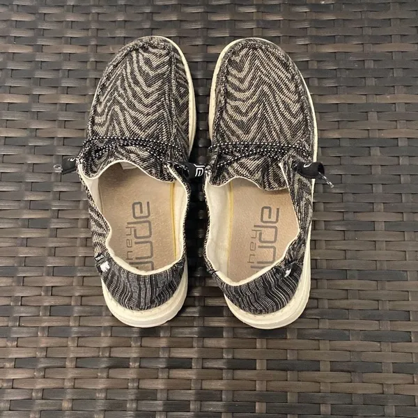 Hey dude shoes Wendy woven zebra black stripe women’s size 6 ￼ - Image 4