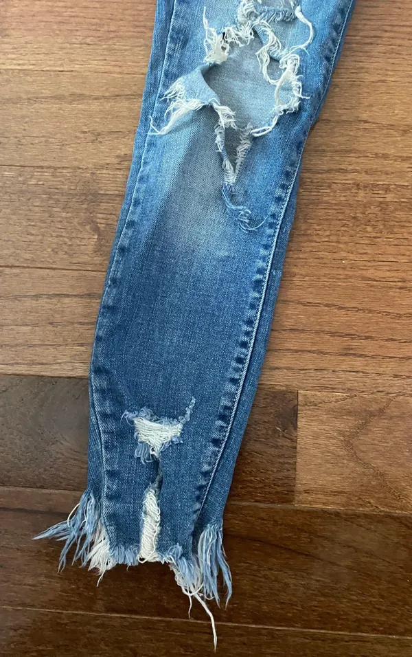 Lulus NWOT Cello light wash distressed skinny ripped jeans - Image 2