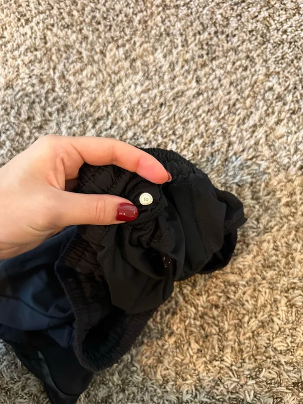 Lululemon Shorts Hot Low-Rise Hot Lined 2.5" - Image 4