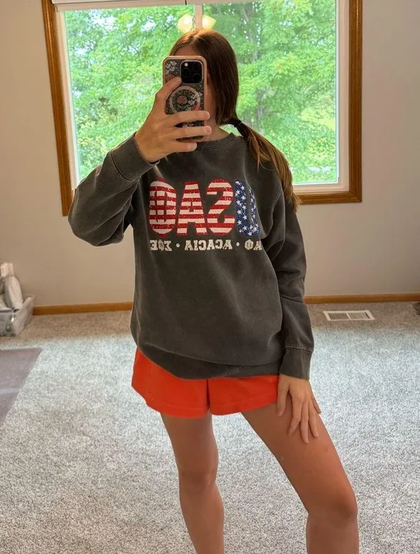 Alpha Phi Comfort Colors Sweatshirt - Size Medium - Image 3