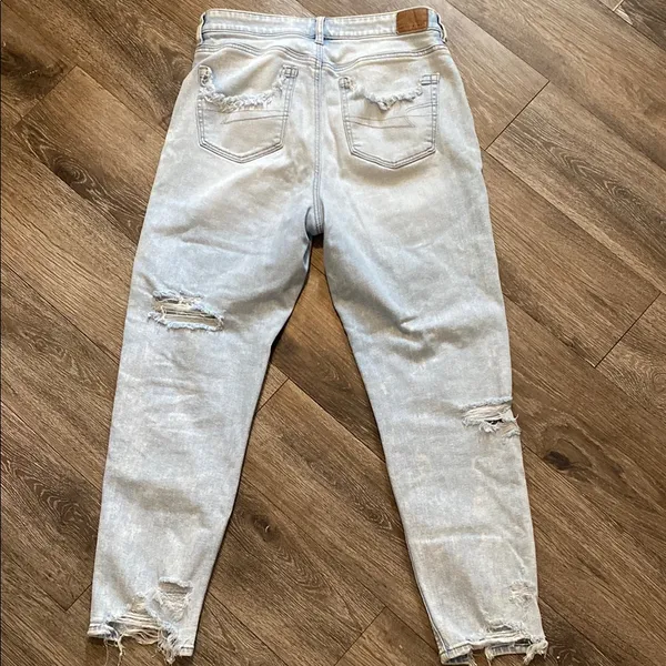 American Eagle Super Light Wash Distressed Mom Jeans Size 8 - Image 5