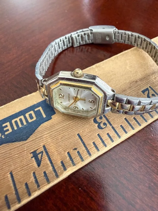 Vintage Quartz Watch - Image 2