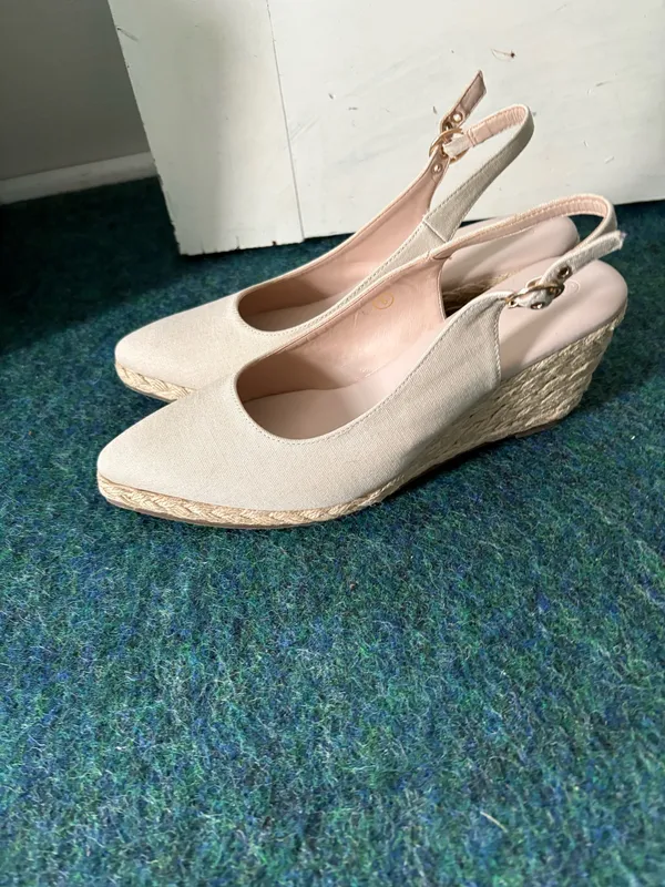 Tan wedges Size 8 - Image 5
