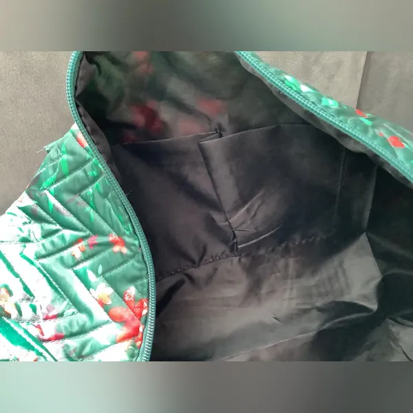 Lightweight spacious travel bag💚❤️🤍 Green - Image 5