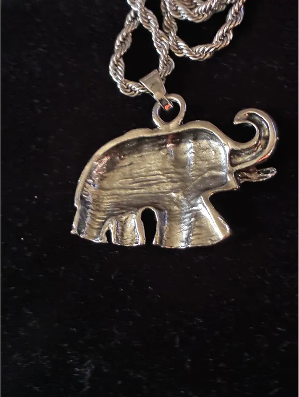 Vintage-Style Silver Tone Rhinestone Elephant Pendant Necklace with Pink Accent - Image 4