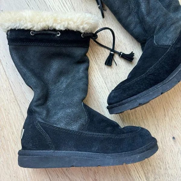 Ugg suburb Tassle size 6 shoes black sheepskin shearling lined winter boots - Image 2