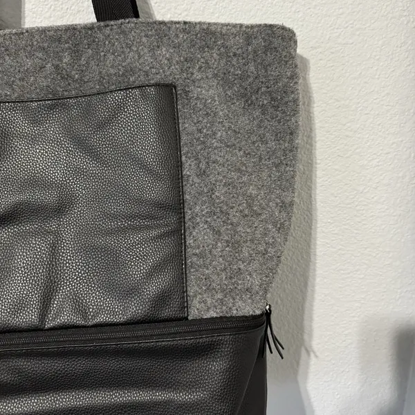 DSW Gray Textured Felt Weekender Tote‎ Travel Bag With Compartment 18x16x7 in - Image 2