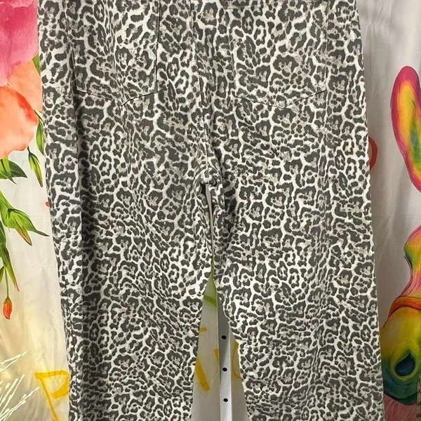J51. Vigoss leopard print highrise jeans Size 29 - Image 3