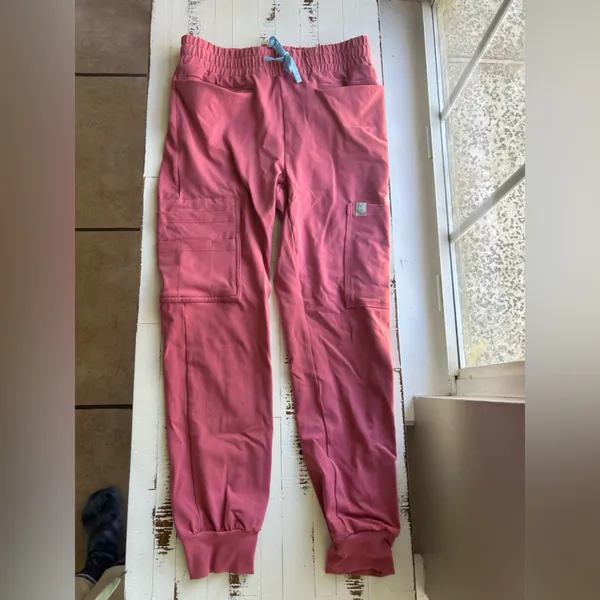 Scope scrubs set in pink- Thea 8 pocket jogger and Harry 1 pocket top - Image 5
