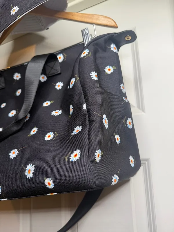 NWOT Alice + Olivia Black Daisy Print Weekender tote bag and matching hat - Image 3
