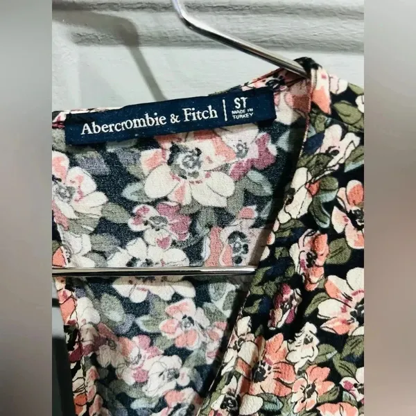 Abercrombie & fitch women’s size Small puffy shoulders! - Image 12