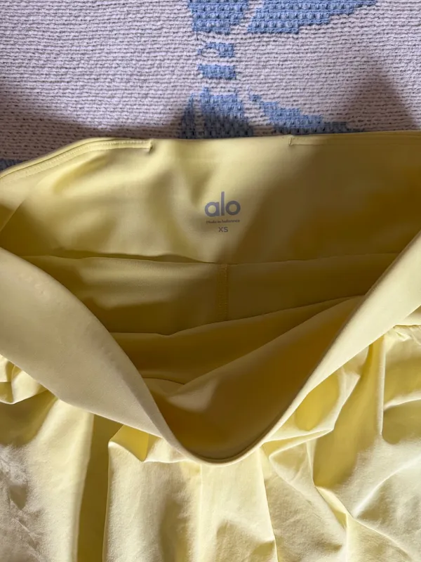Alo Yoga Shorts - Image 2