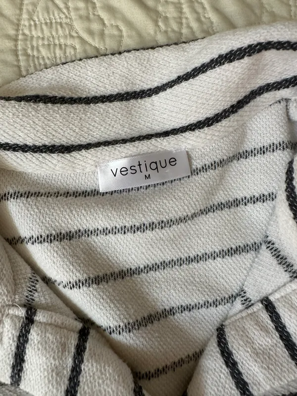Vestique Cropped Sweater - Image 4