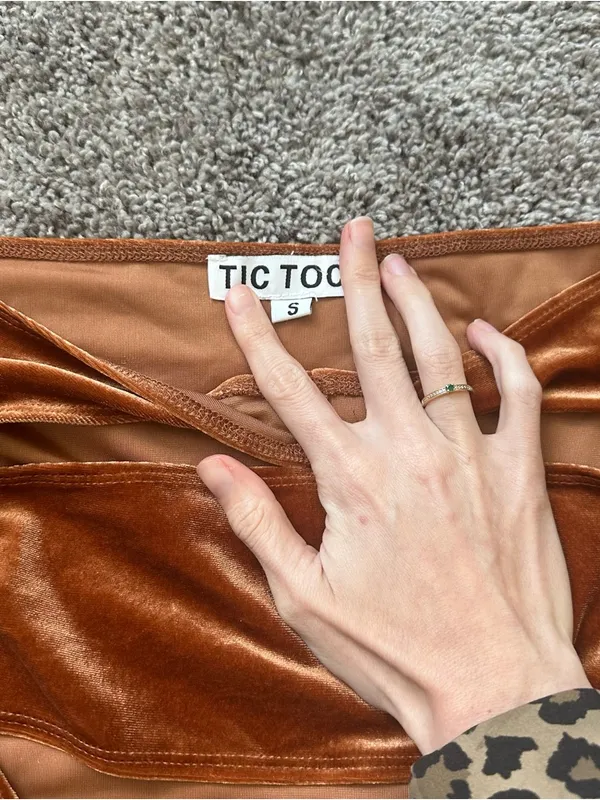 Tic Toc Off-Shoulder Cutout Velvet Mini Dress in Rust - Image 4