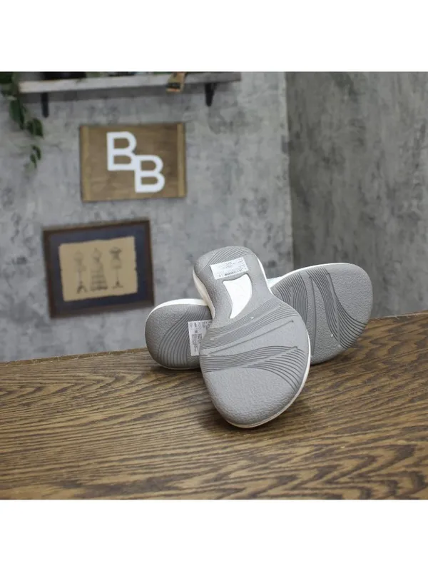 NWT Clarks Breeze Reyna Cloudsteppers Thong Sandals 26181818 Silver Gray 5M - Image 8