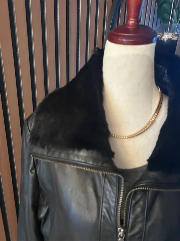 Excelled collection black leather jacket with fur trim around the neck size XL - Image 2