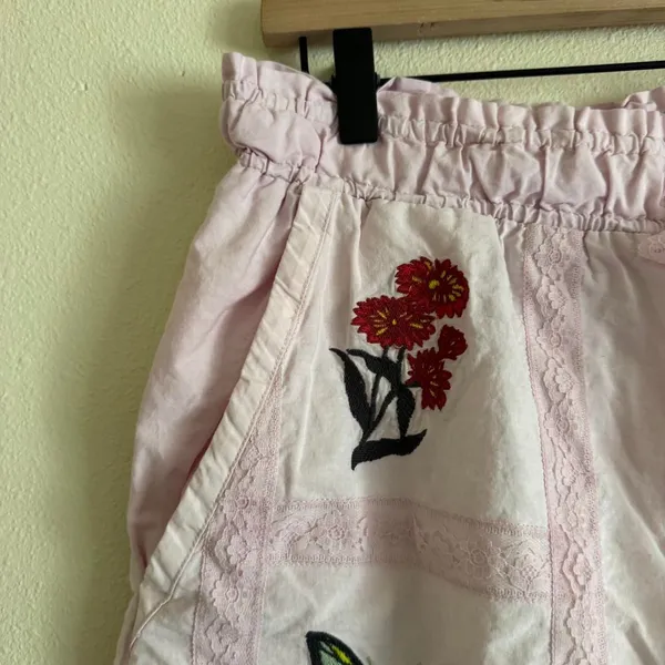 Lyrebird Pink Cottagecore Whimsy Cotton Embroidered Floral Lace Bermuda Shorts M - Image 3