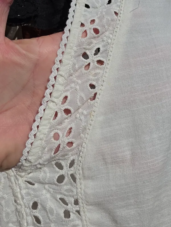 Abercrombie & Fitch white eyelet top Small - Image 3