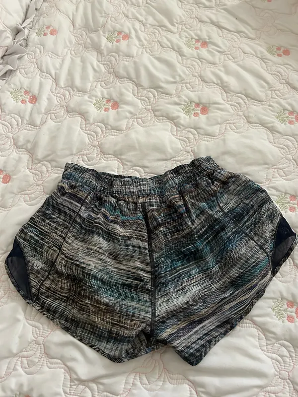 Lululemon Hotty Hot 2.5" Shorts - Image 2