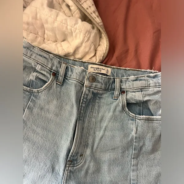 ABERCROMBIE & FITCH The 90s Straight Leg Ultra High Rise Seam Split Hem Jeans - Image 11