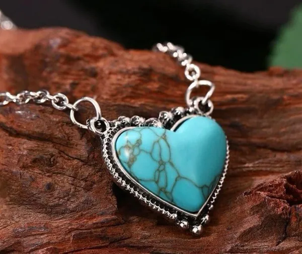 Cute cowgirl/western style silver chain with cute turquoise heart center! New - Image 2