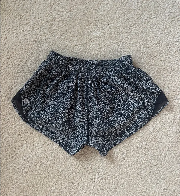 Lululemon Hotty Hot 2.5" Shorts - Image 2