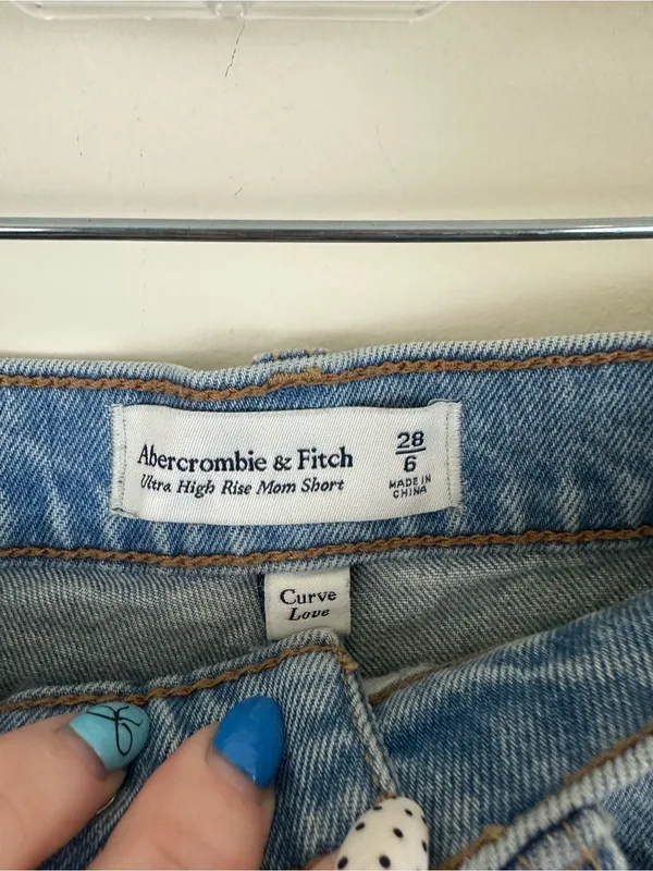 Abercrombie and Fitch Light Wash Ultra High Rise Mom Shorts Denim Size 6 - Image 4