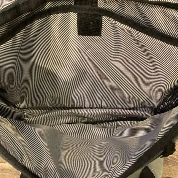 Swiss Gear Messenger / Laptop Bag. Adjustable strap Shoulder Pad - Image 6