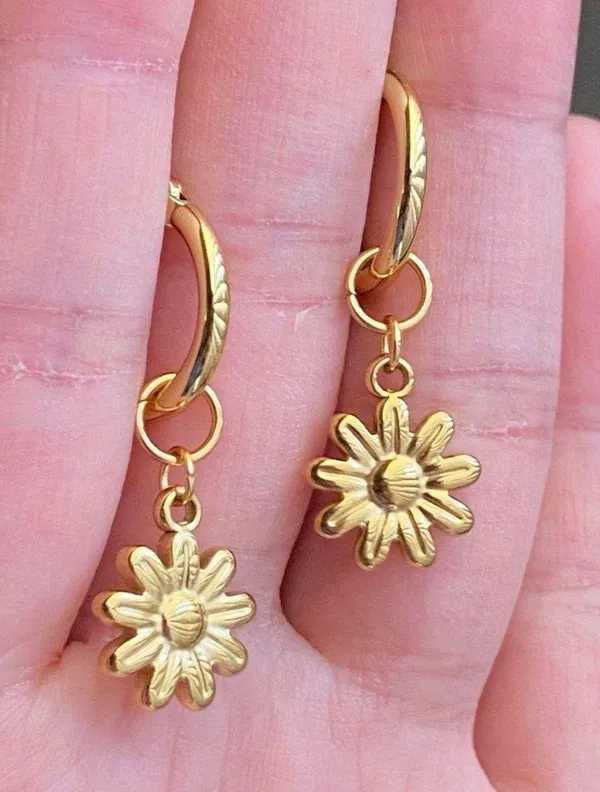 Handmade cute retro cottage fairy style gold tone mini flower dangle hoop earrings🌼 - Image 4