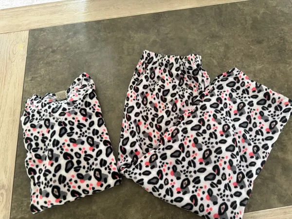 Mayfair Group Micro fleece -Print V-Neck Pajama Set - Leopard Print - Image 4