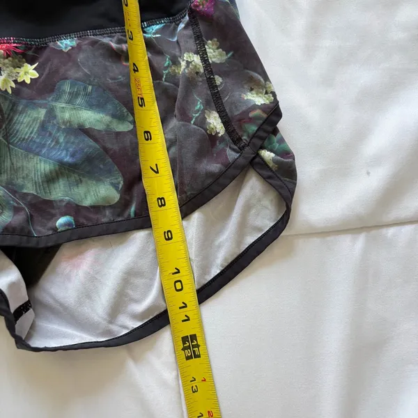 Lululemon Speed Up Low-Rise Lined Shorts 2.5 Lush Oasis Floral Womens 6 Active - Image 2