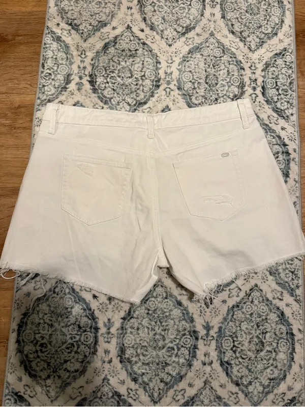 White Distressed Denim Shorts with Frayed Hem - Image 4