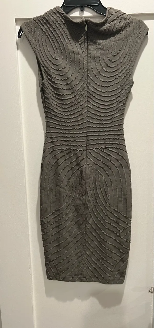Bebe dark green dress with textured wave-like ruching, size XS - Image 2